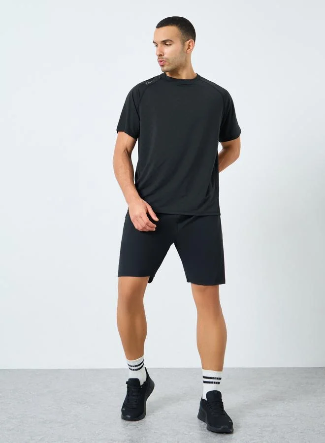 ستايلي اكتيف تيشيرت بقصة عادية وتفاصيل طباعة على الكتف